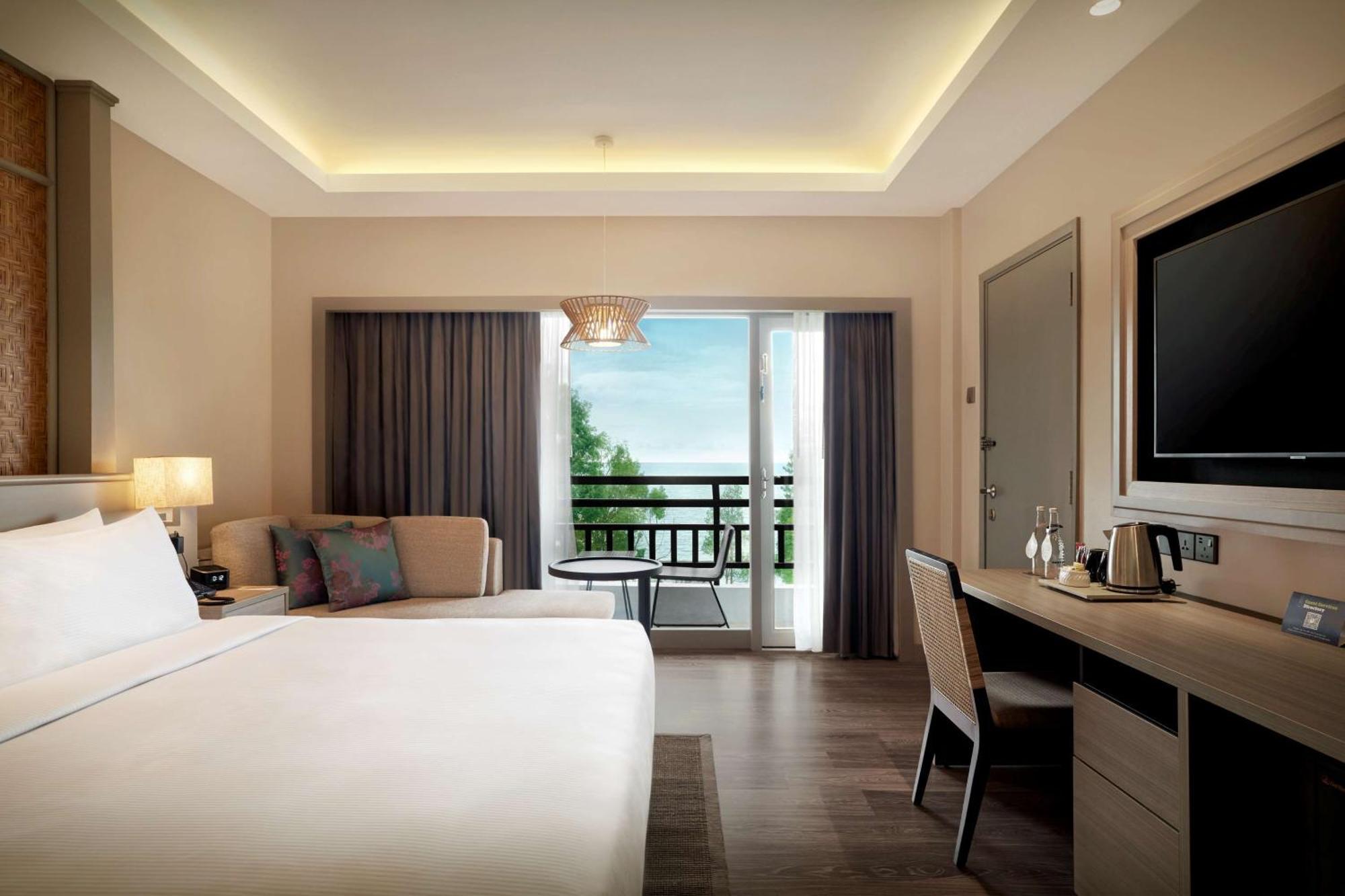 Hotel Doubletree By Hilton Damai Laut à Lumut Extérieur photo