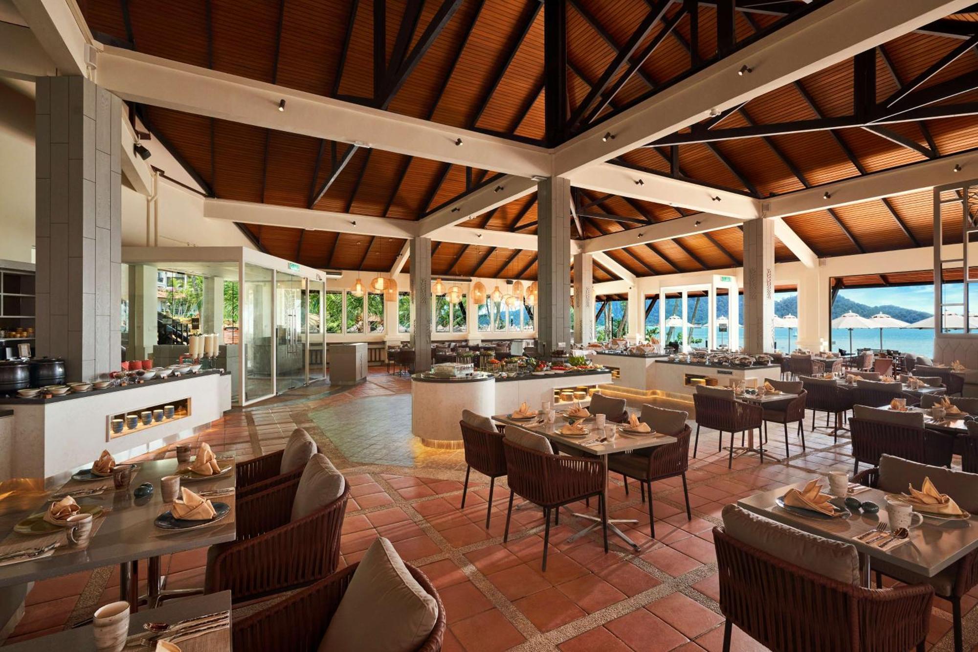 Hotel Doubletree By Hilton Damai Laut à Lumut Extérieur photo
